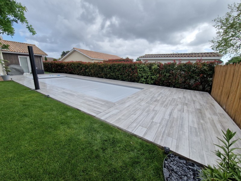Réalisation d'une terrasse en béton autour d'une piscine à La Teste-de-Buch en Gironde