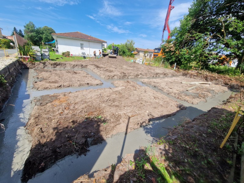 Construction par un maçon d'un pool house en bois avec dalle sur vide sanitaire à Arcachon