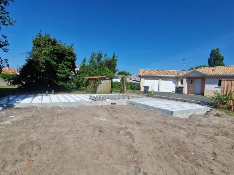 Réalisation par un professionnel d'un pool house en bois sur vide sanitaire près de La Teste-de-Buch