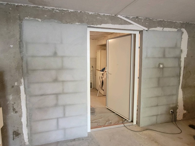 Rebouchage d’une porte de garage dans une maison située dans les Landes