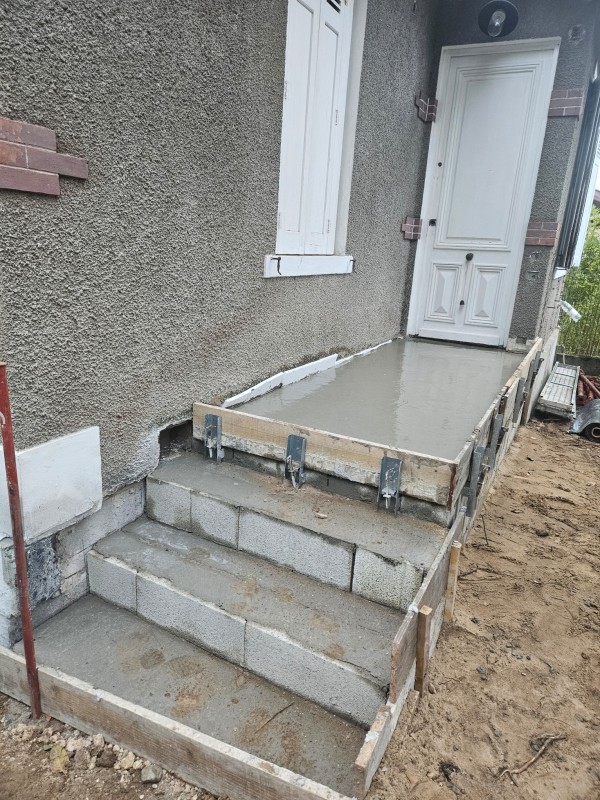 petit escalier avec allée en béton et revêtement carrelage à Arcachon en Gironde