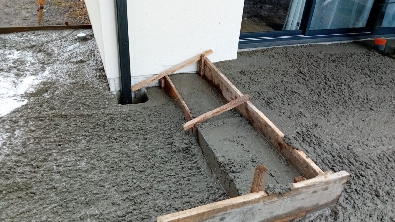 Réalisation d'une terrasse en béton avec carrelage extérieur de qualité à Mios