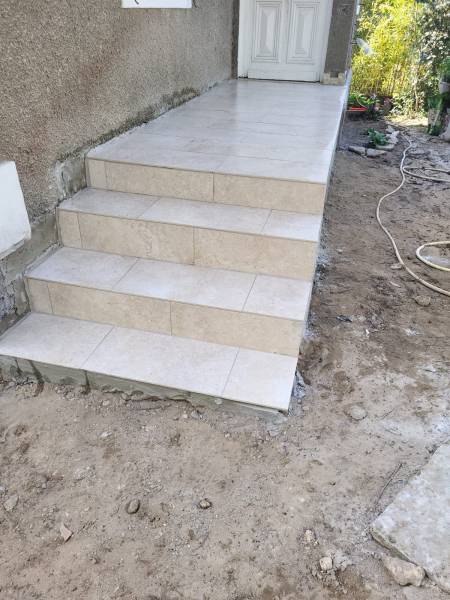 Petit escalier en béton et allée carrelée pour vos extérieurs près de Biganos