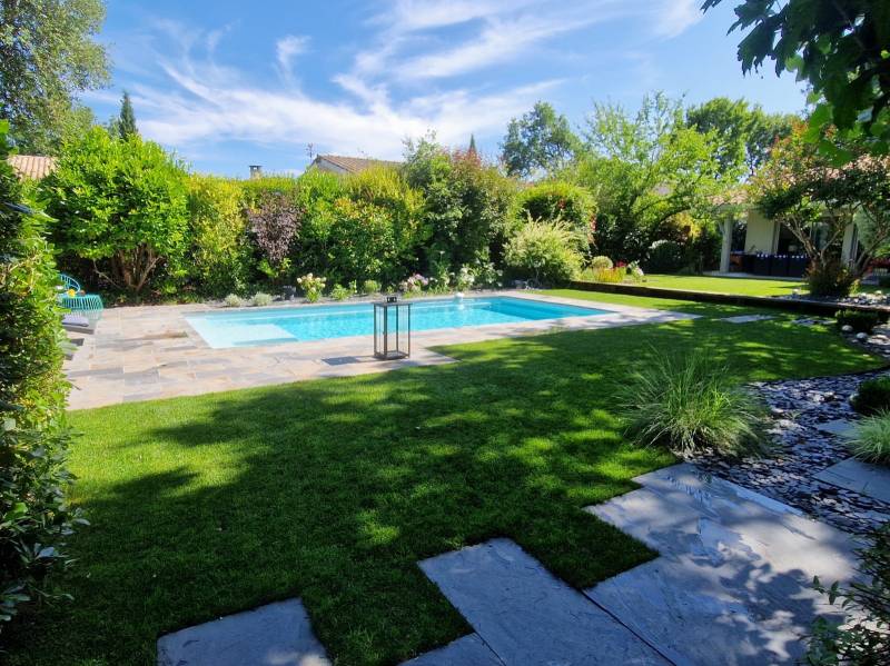 Plage en béton et carrelage : votre espace piscine près d’Ychoux transformé par un maçon aguérri