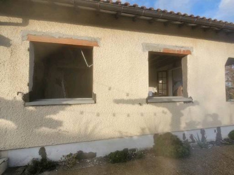 Un professionnel pour réaliser deux ouvertures de fenêtre dans une maison ancienne