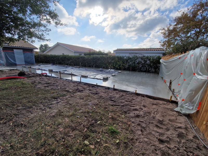 Pierrick Thebault réalise une terrasse en béton autour d'une piscine à La Teste-de-Buch près du Bassin d'Arcachon