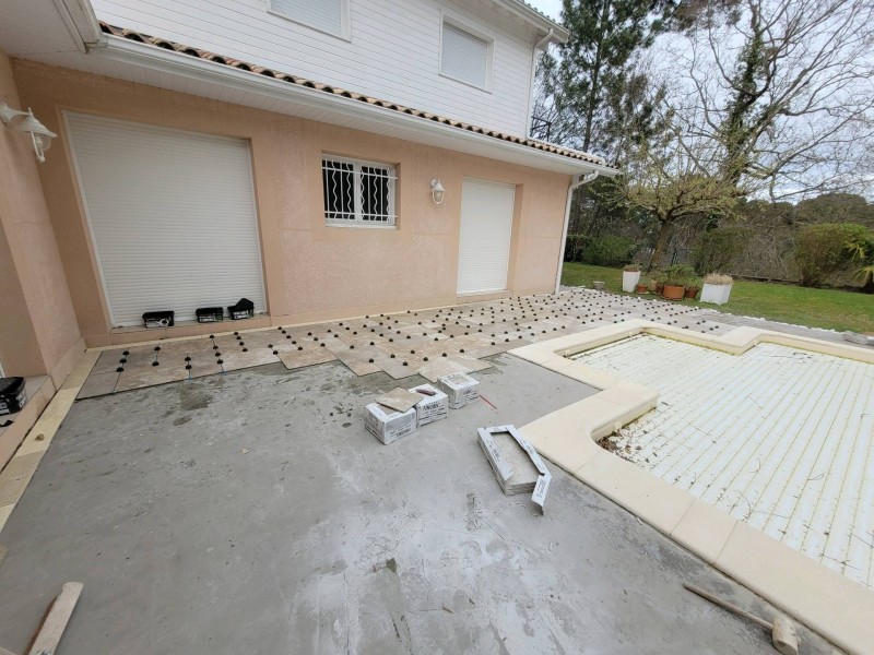 Changer le carrelage sur une terrasse dans une propriété située aux alentours de Biscarrosse