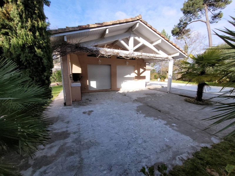 Remplacer le carrelage sur une terrasse dans une propriété située aux alentours de Biscarrosse