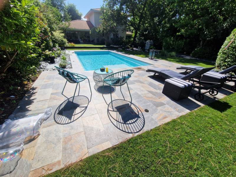 Plage en béton et carrelage par Pierrick Thebault : votre espace piscine près d’Ychoux transformé