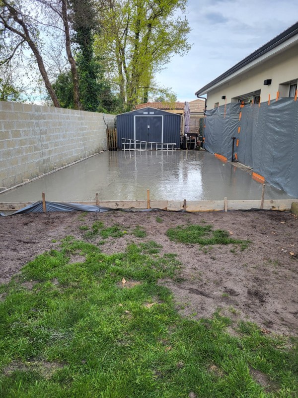 Réalisation d'une terrasse en béton avec fondations sur une maison neuve par un professionnel à Saint-Paul-en-Born