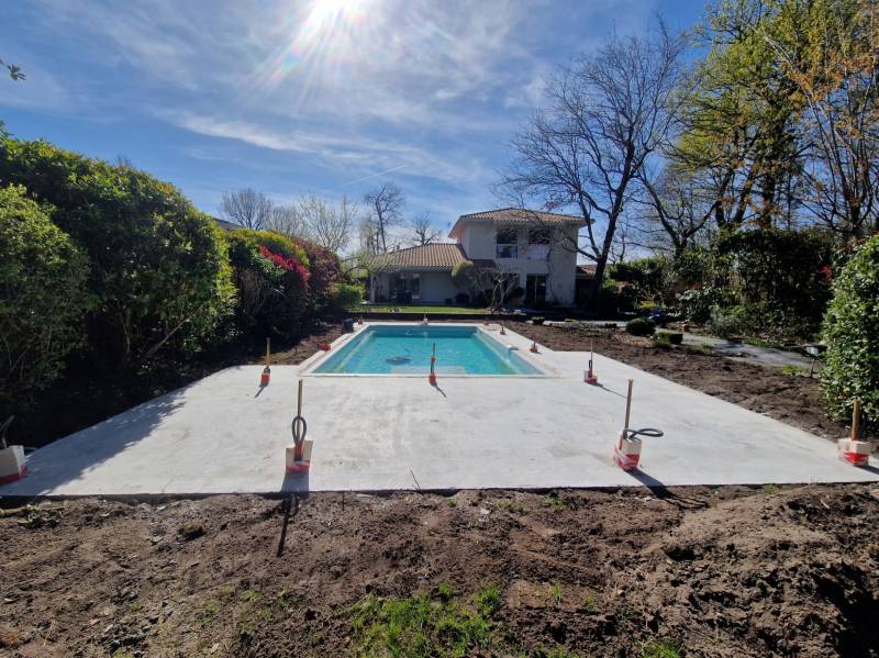 Plage en béton et carrelage par un maçon aguérri : votre espace piscine près d’Ychoux transformé