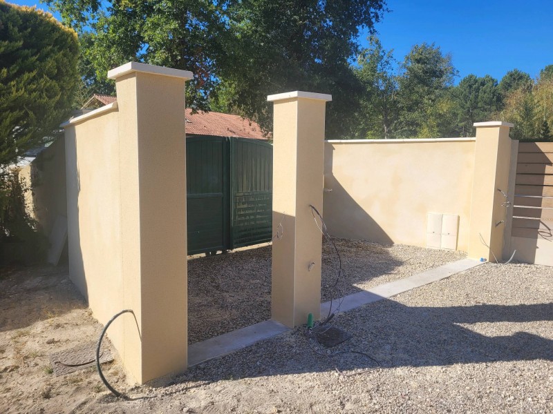 Entreprise de réalisation d'entrée de portail avec portillon sur une maison