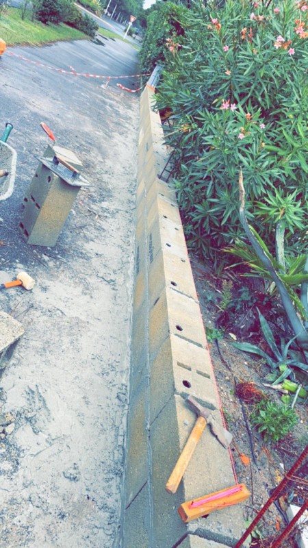 Rebâtir en parpaing de qualité la clôture dégradée d’une propriété située à Mimizan