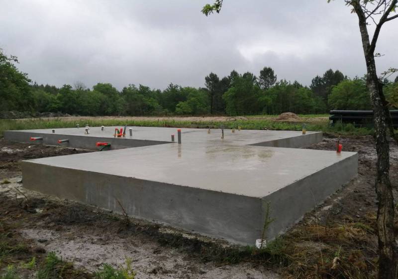 À qui confier votre projet de dalle en béton de 150m² avec fondations pour maison neuve avec garage à Mézos