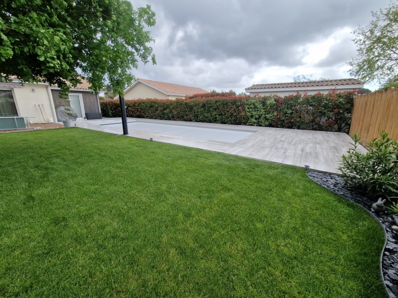 Réalisation d'une terrasse en béton autour d'une piscine à La Teste-de-Buch près du Bassin d'Arcachon