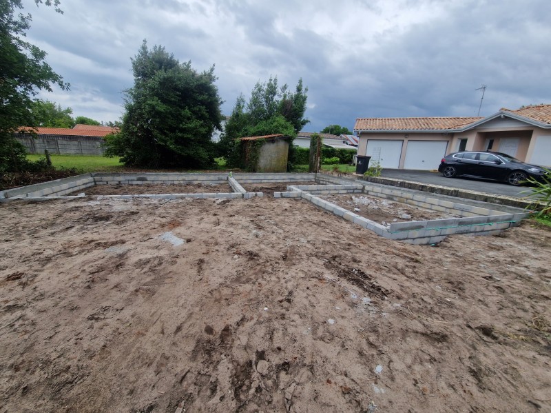 Construction par une entreprise spécialisée d'un pool house en bois avec dalle sur vide sanitaire à Arcachon