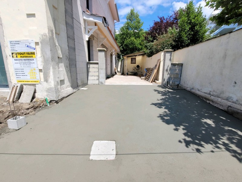 Entrée de portail et place de parking en béton