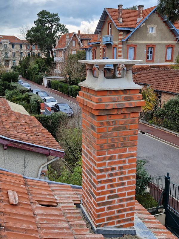 Restauration d'une cheminée en briquettes sur une maison à Arcachon