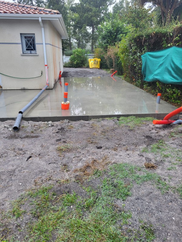 Réalisation d’une dalle en béton avec préparation et soubassement pour une extension en bois à Mios en Gironde