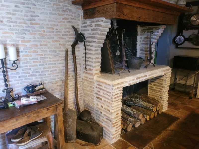 Aménagement d'une cheminée dans une maison située près de Parentis-en-Born