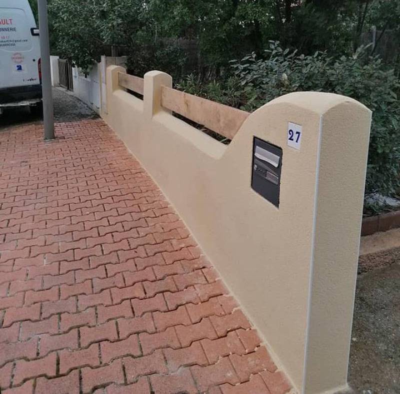 Rénovation sur mesure de maçonnerie d’un mur de clôture arrondi pour sublimer vos finitions près de La Teste-de-Buch