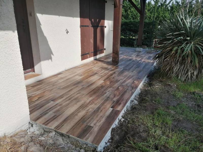 Pose de carrelage imitation bois pour un cachet supplémentaire de votre maison à Biscarrosse-plage