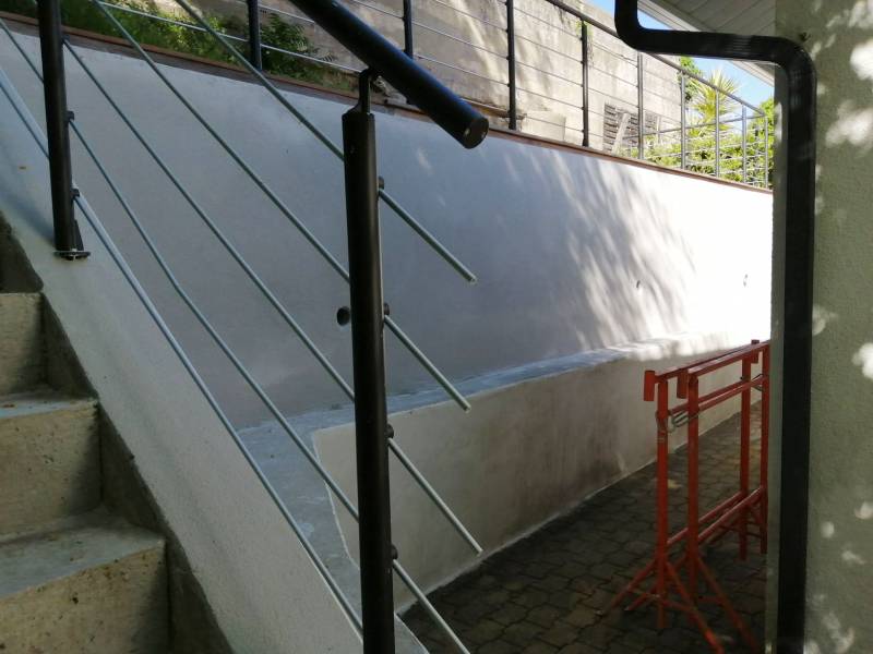 Réalisation d'un enduit de finition de couleur sur un mur de soutènement à Arcachon