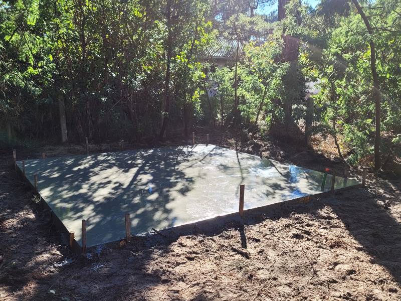 Dalle en béton en extérieur sur du sable pour un projet de maçonnerie à Biscarrosse dans les Landes