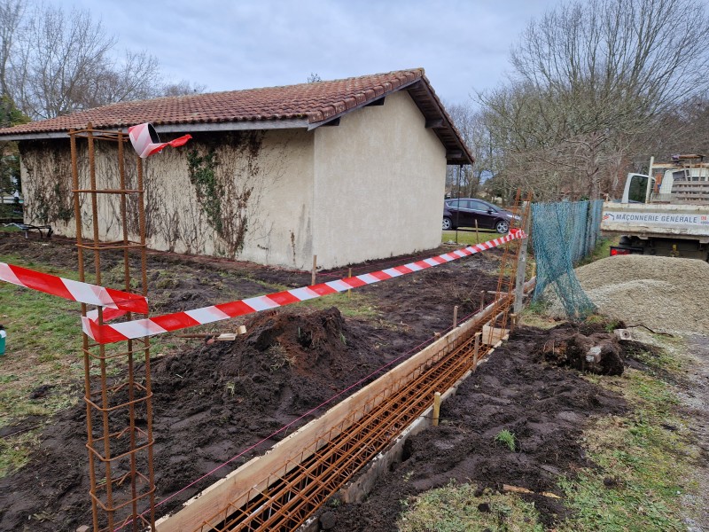 Entrée de portail et d'un trottoir en béton autour d’une maisonnette par Pierrick Thebault à Parentis-en-Born