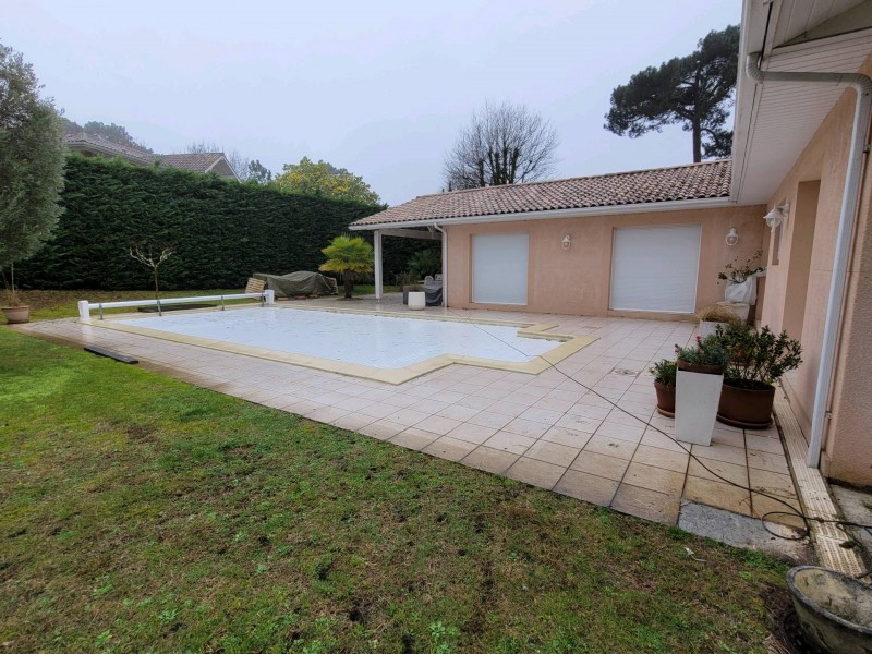 Remplacement de carrelage sur une terrasse dans une propriété située aux alentours de Biscarrosse