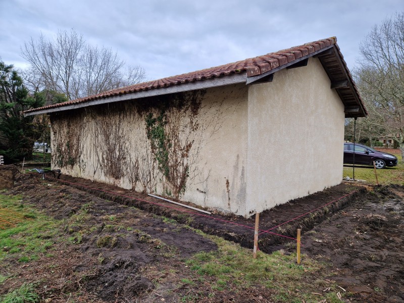 Entrée de portail et d'un trottoir en béton autour d’une maisonnette par un professionnel à Parentis-en-Born