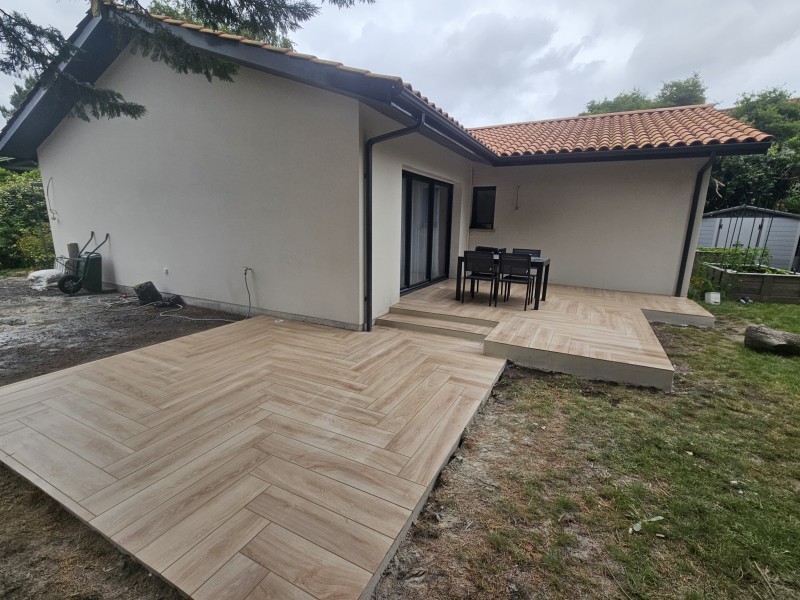 Réalisation d'une terrasse en béton avec carrelage extérieur à Mios en Gironde