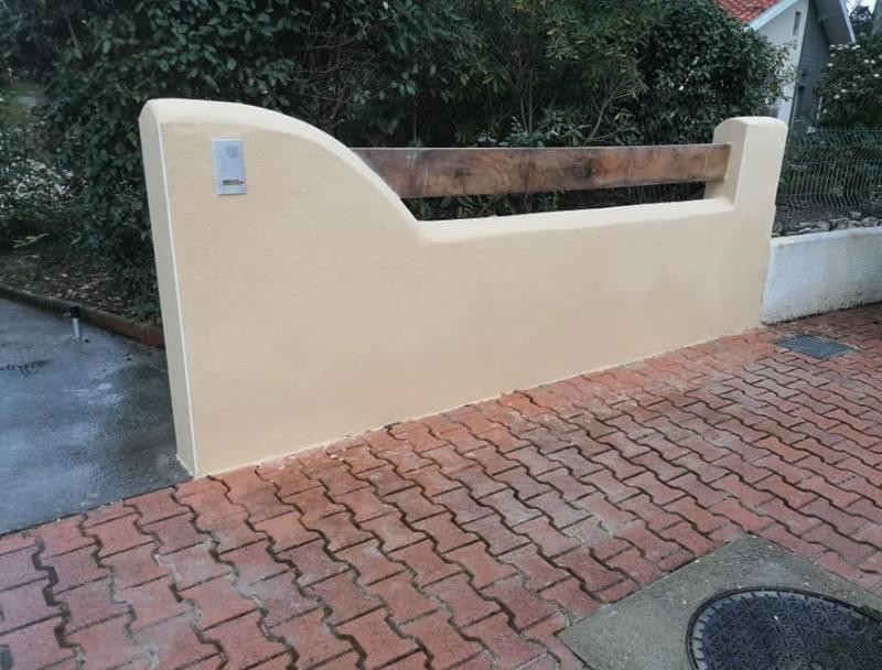 Pose d'un enduit spécifique de qualité pour cette clôture à Pyla-sur-Mer
