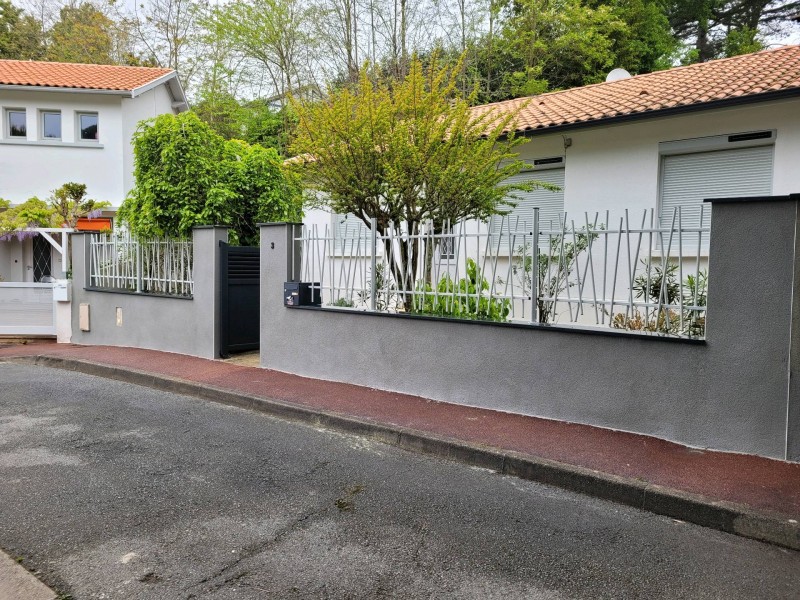 Entreprise de remplacement de clôtures avec du bloc à bancher aux alentours d'Arcachon