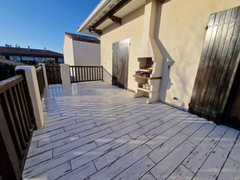 Agrandissement de balcon avec changement de carrelage sur une propriété située à Biscarrosse