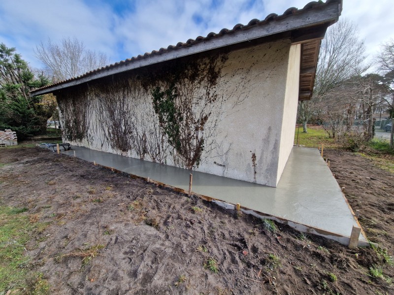 Réalisation d'une entrée de portail et d'un trottoir en béton autour d’une maisonnette par Pierrick Thebault à Parentis-en-Born