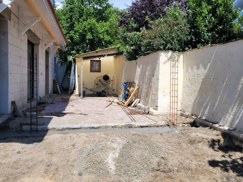 Réalisation d'une entrée de portail et d’une place de parking en béton