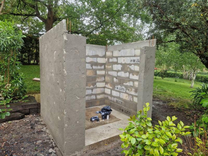 Pool house sur mesure avec toit plat par un maçon près de Parentis-en-Born