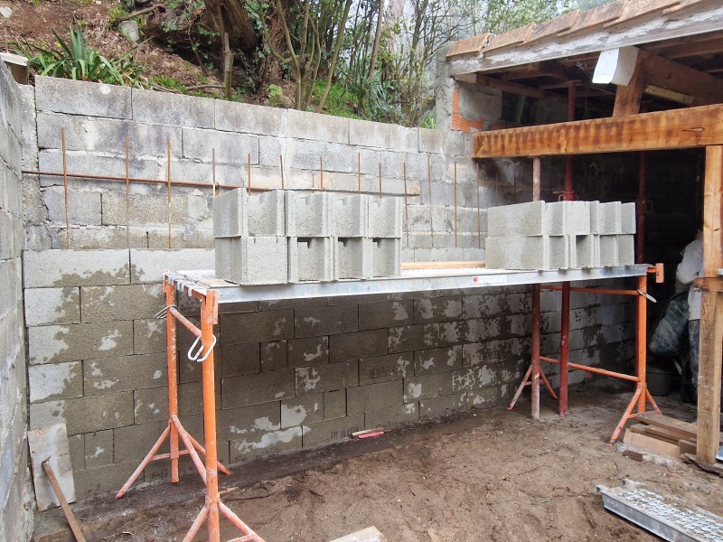 Réalisation par un professionnel d'un mur de soutènement sur un garage situé à Arcachon