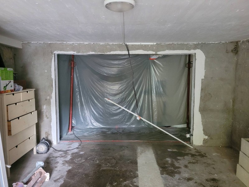Rebouchage d’une porte de garage dans une maison située à Arcachon