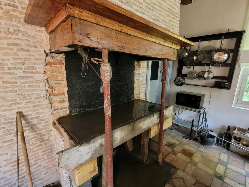 Aménagement d'une cheminée dans une maison landaise