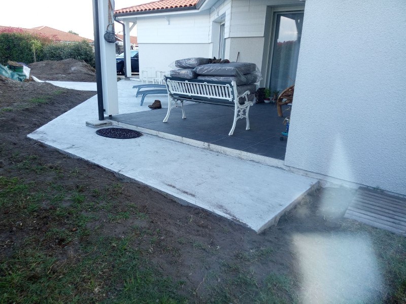 Construction d'une terrasse en béton avec dalle pour jacuzzi à Mimizan par un maçon