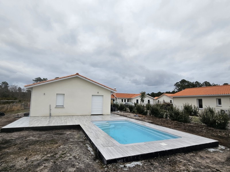 Création d'une dalle en béton pour une terrasse autour d'une piscine située à Mimizan