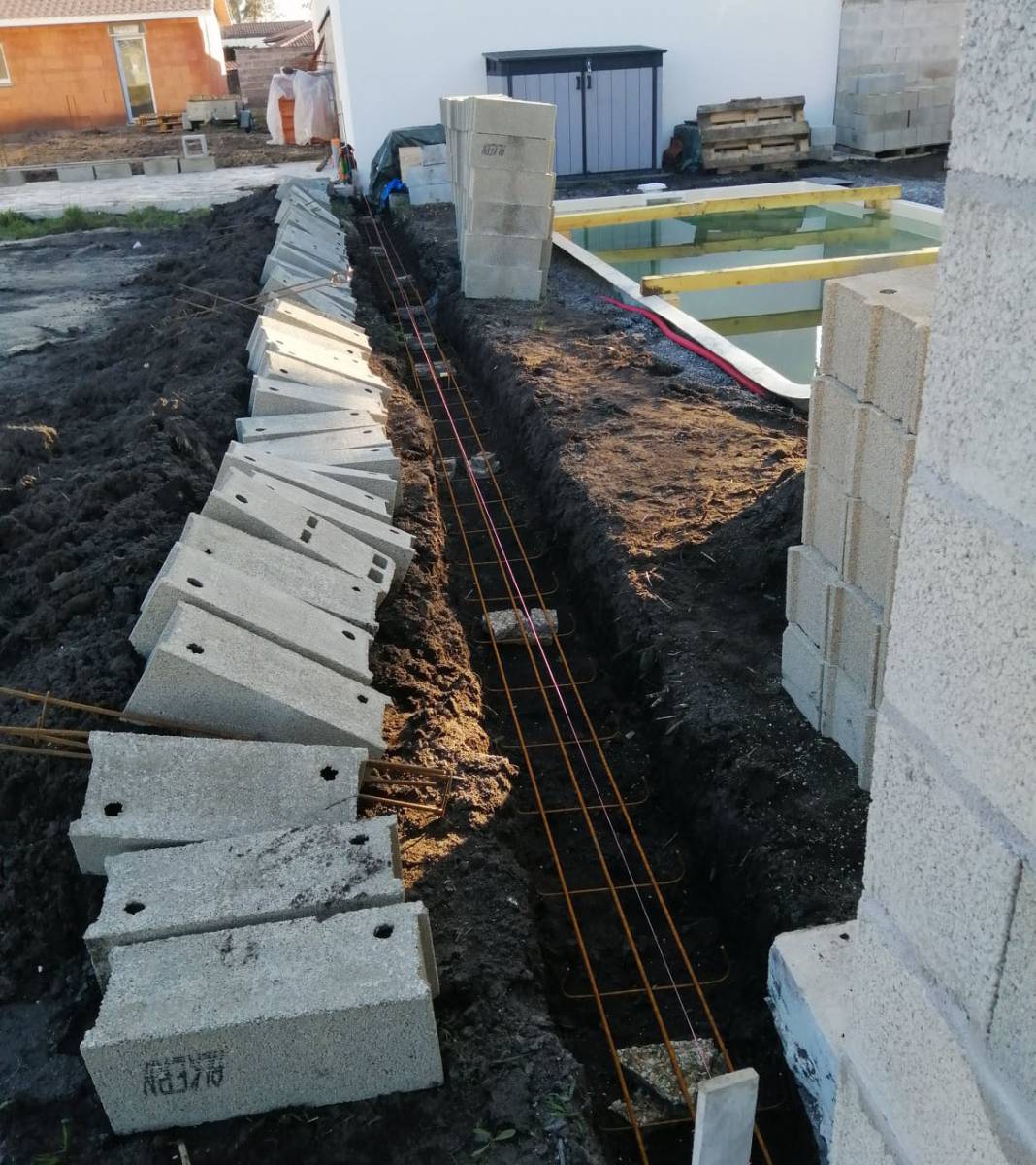 Construction de piscine avec murette en parpaing pour le vis-à-vis avec le voisinage