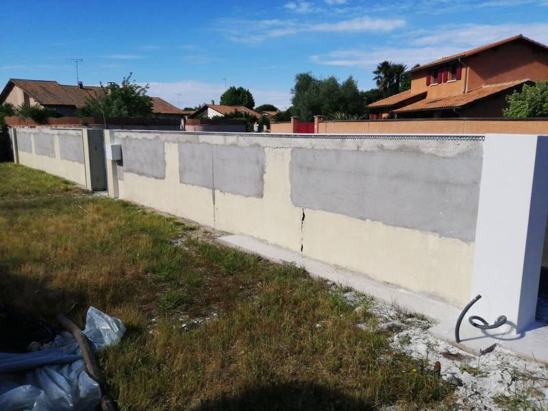 Rehaussement d'un mur de clôture en parpaing avec enduit de façade à La Teste-de-Buch en Gironde