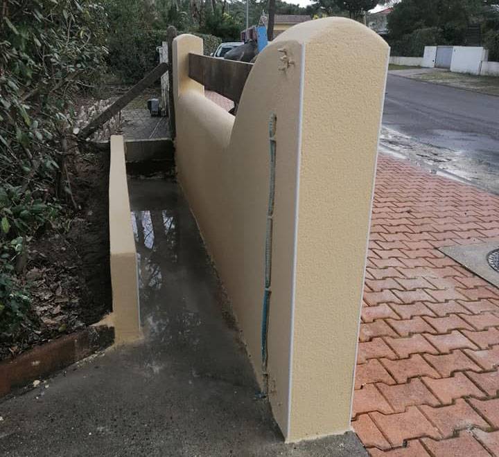 Pose sur mesure d'un enduit sur cette clôture aux formes atypiques à Pyla-sur-Mer