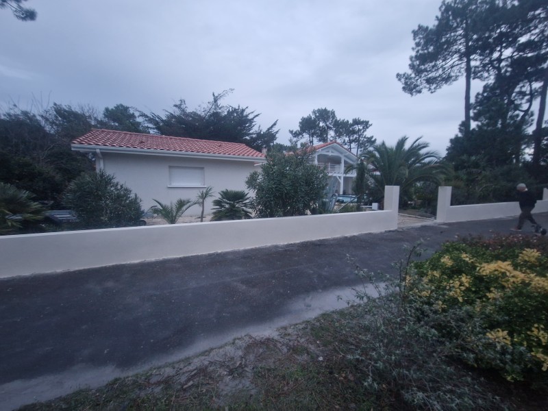 Reconstruire sur mesure et en parpaing la clôture dégradée d’une propriété située à Mimizan