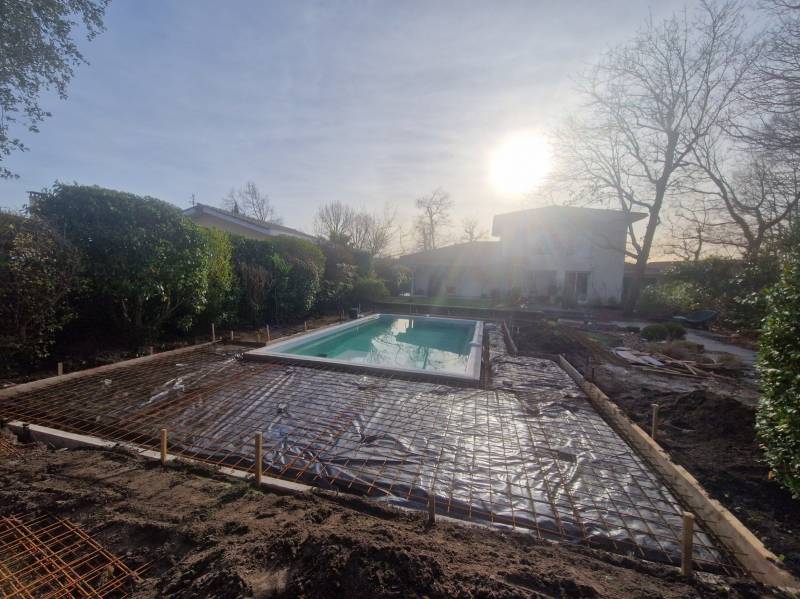 Plage en béton et carrelage : votre espace piscine près d’Ychoux transformé par Pierrick Thebault
