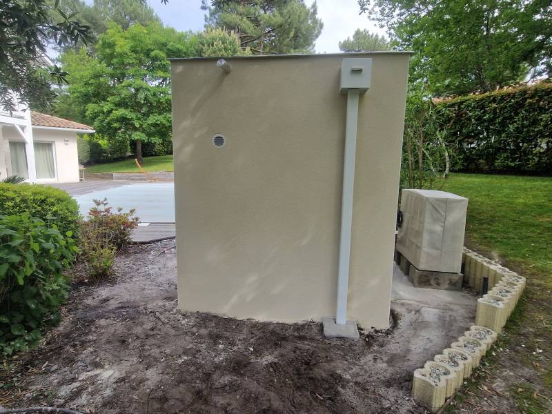 Création par un maçon d’un pool house sur mesure avec toit plat près de Parentis-en-Born