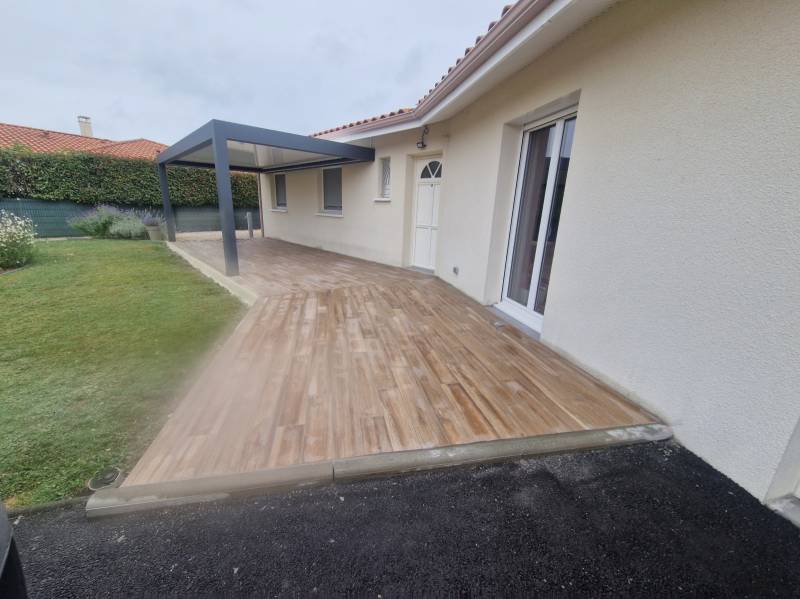 Réalisation un professionnel d’une terrasse en béton et carrelage sur mesure près de Mézos
